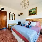Newly Renovated Apartment, 6 Mins To The Beach