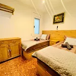 Newly Renovated Apartment, 6 Mins To The Beach