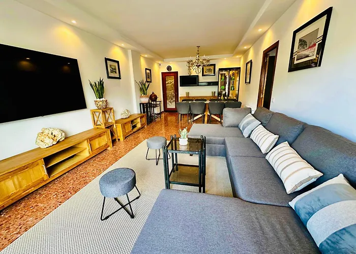 Newly Renovated Apartment, 6 Mins To The Beach