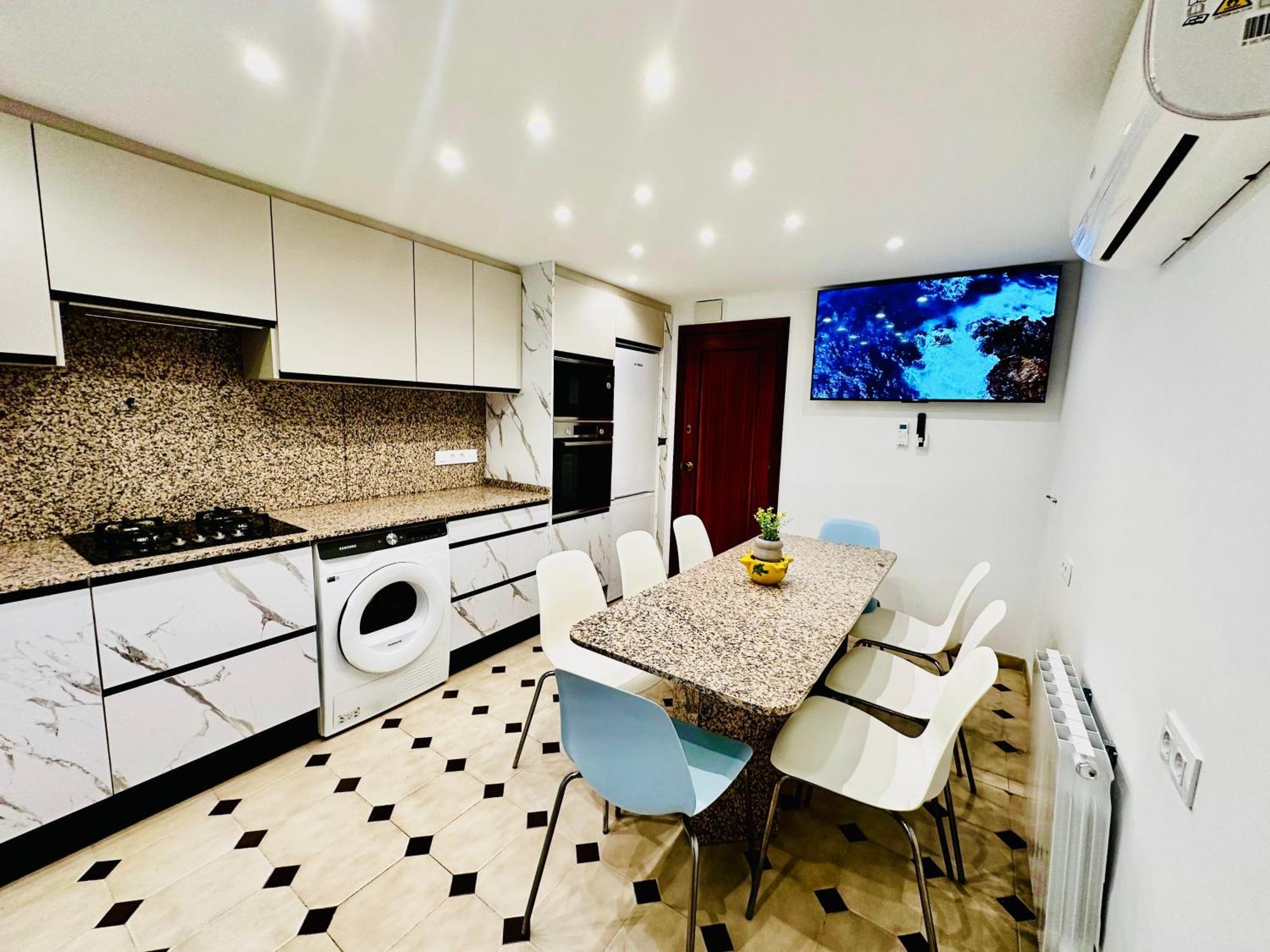 Newly Renovated Apartment, 6 Mins To The *