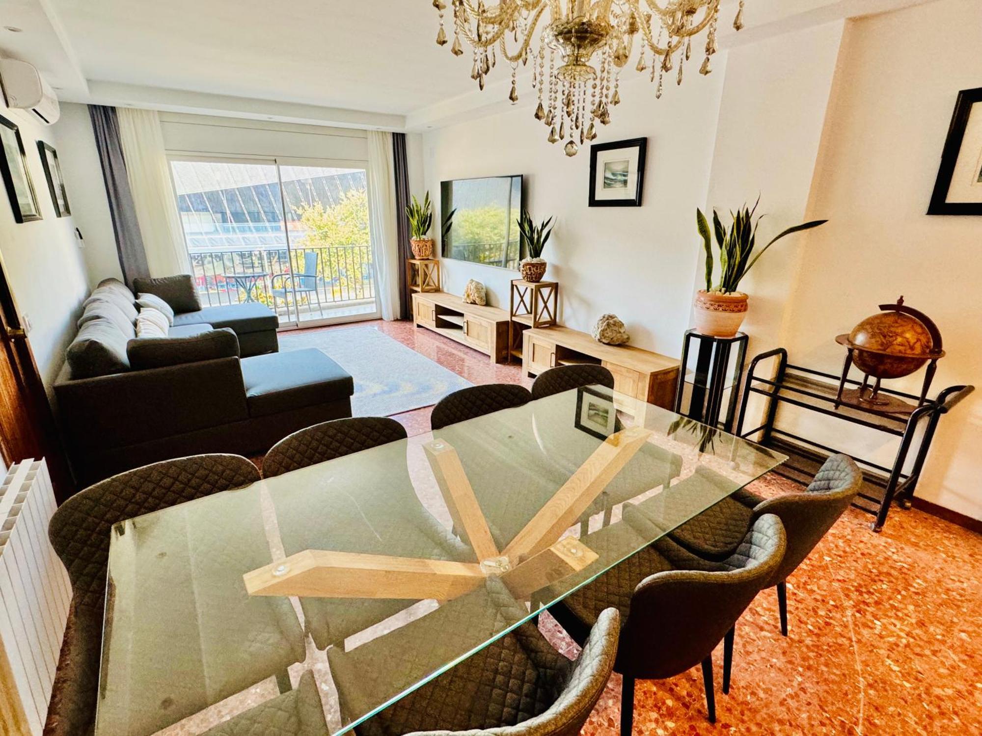 Newly Renovated Apartment, 6 Mins To The *