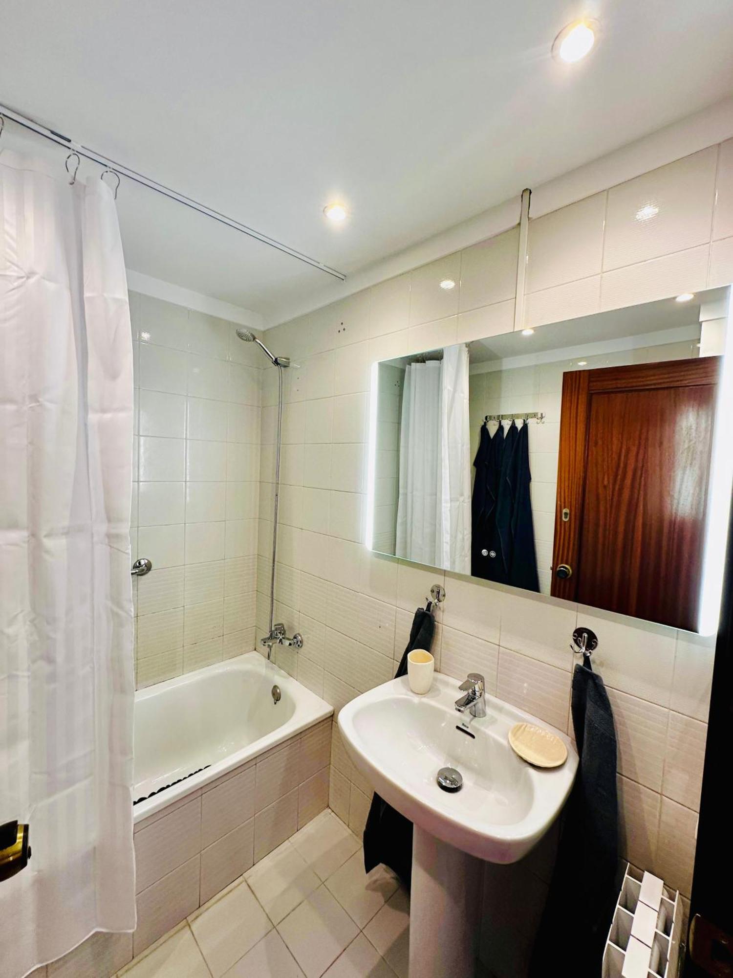 Newly Renovated Apartment, 6 Mins To The Appartement *