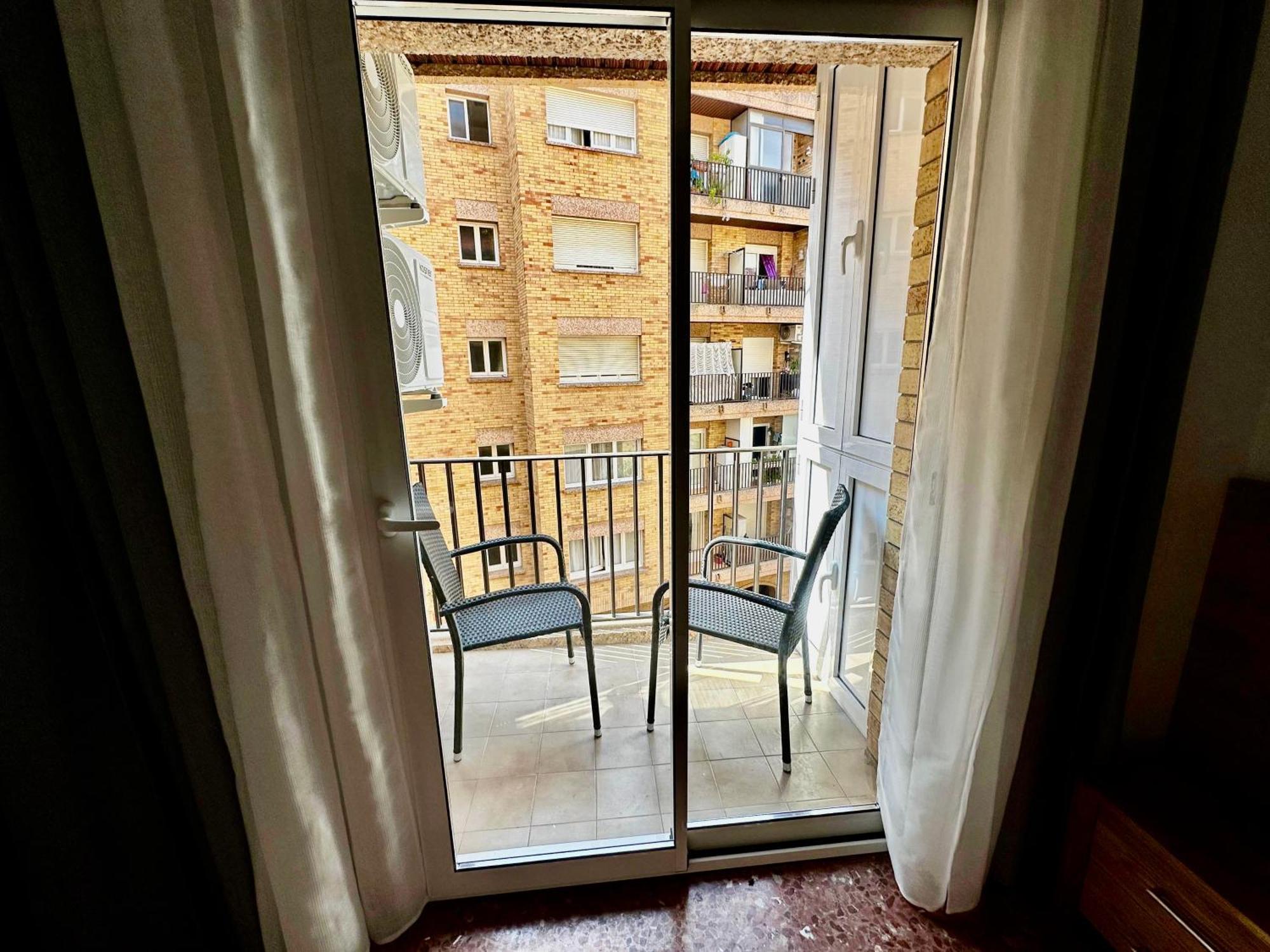 Newly Renovated Apartment, 6 Mins To The