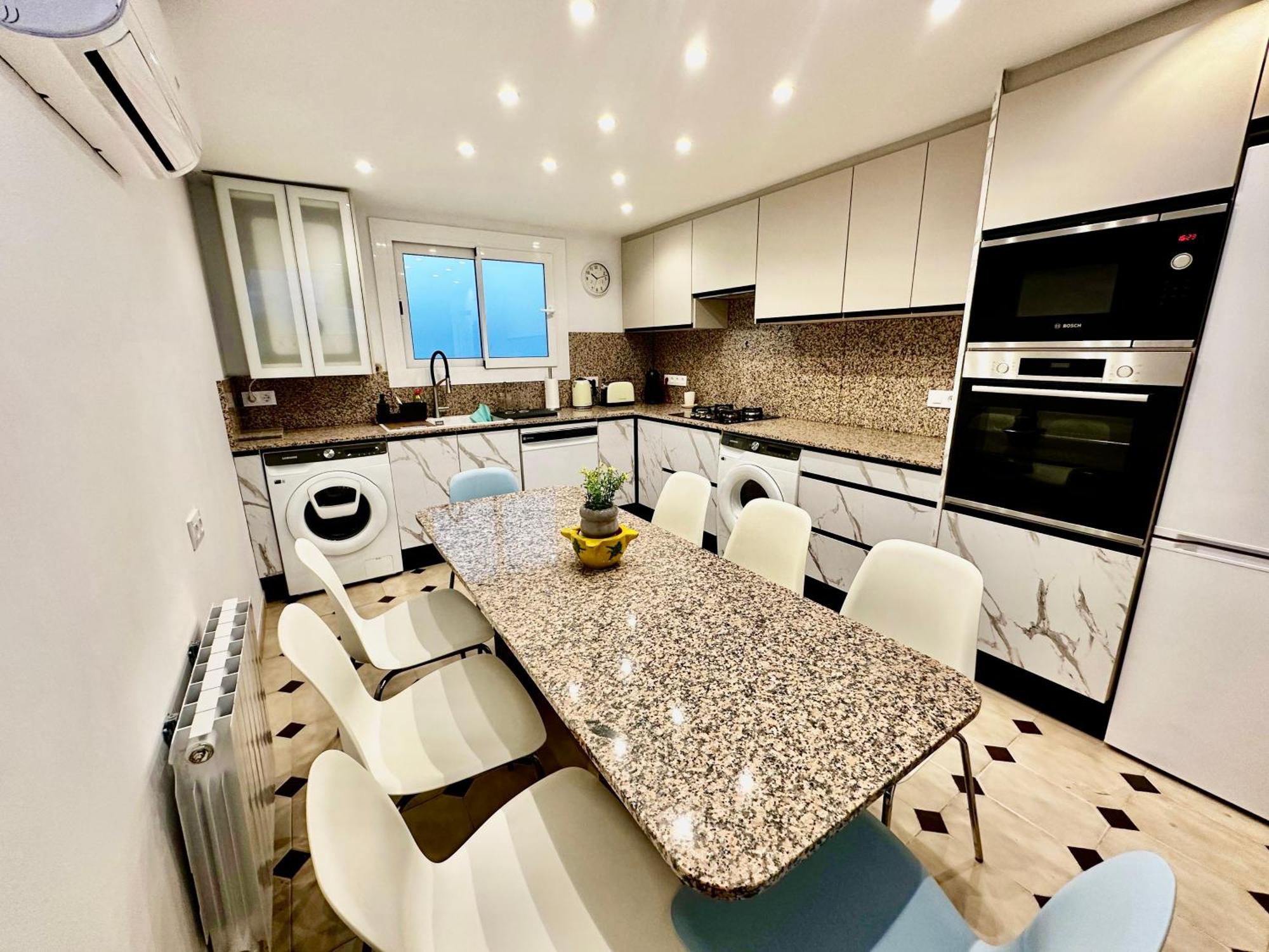 Newly Renovated Apartment, 6 Mins To The Appartement
