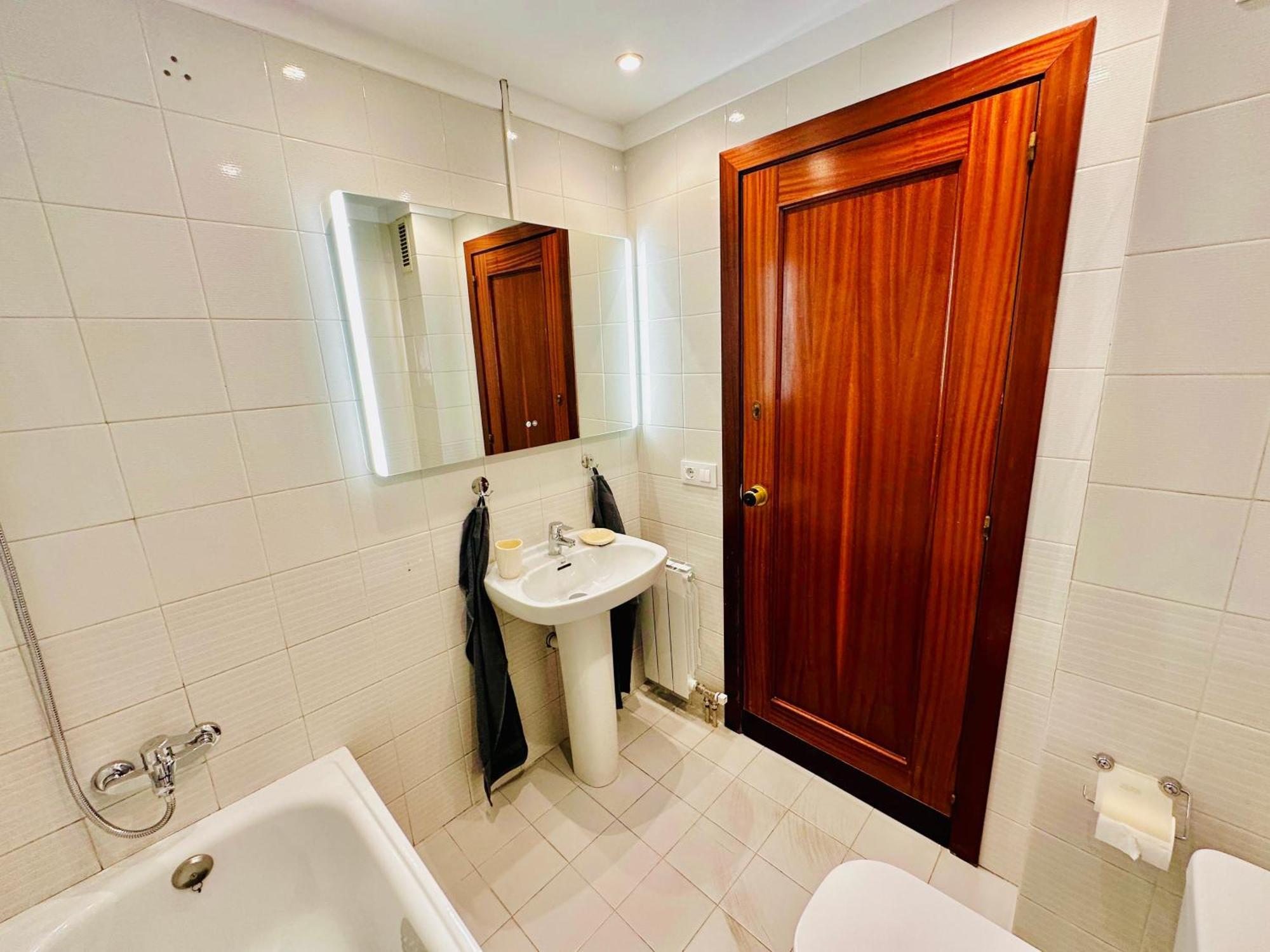 Newly Renovated Apartment, 6 Mins To The
