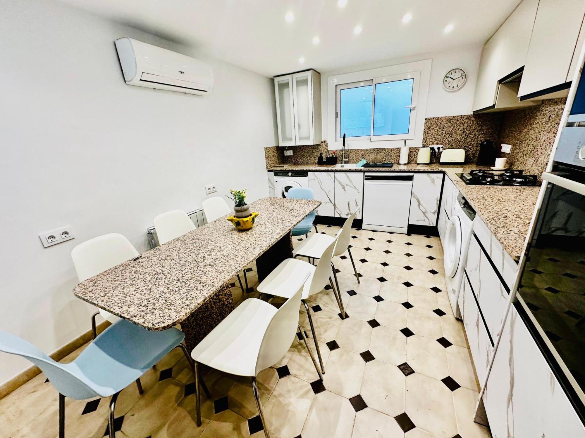 Newly Renovated Apartment, 6 Mins To The Appartement